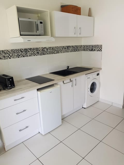 Kitchen or kitchenette, minibar, oven, stove, washing machine