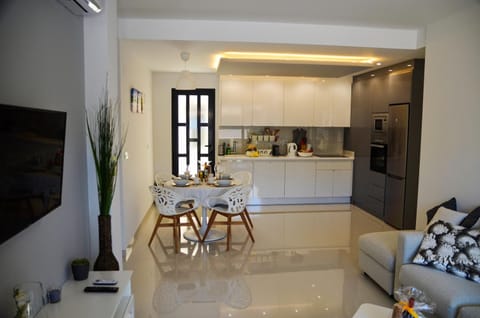 Kitchen or kitchenette, Living room, Dining area, Communal kitchen