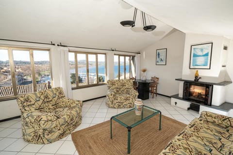 View (from property/room), Photo of the whole room, Lake view, Quiet street view, flat iron