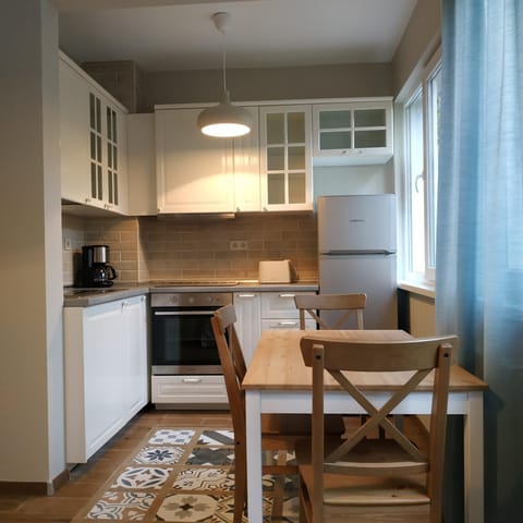 Kitchen or kitchenette, Dining area