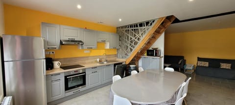 Kitchen or kitchenette, Dining area, dishwasher, minibar, pet friendly, stove