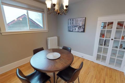 Bright, Clean, Private. In the Heart of Downtown! Parking, Wi-Fi and Netflix included Copropriété in Gatineau