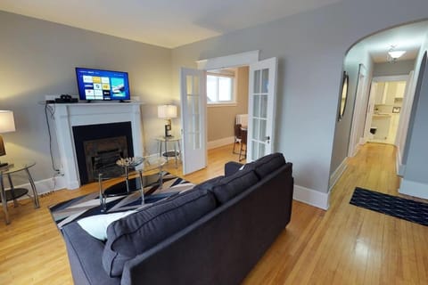 Bright, Clean, Private. In the Heart of Downtown! Parking, Wi-Fi and Netflix included Copropriété in Gatineau