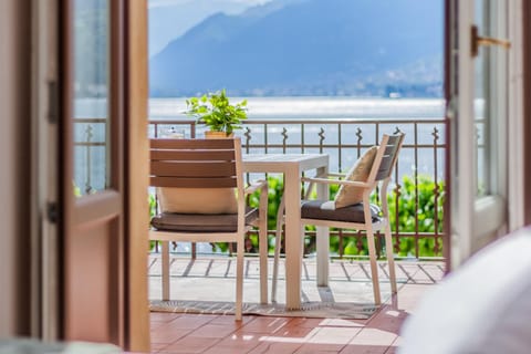 Balcony/Terrace, Dining area, Lake view