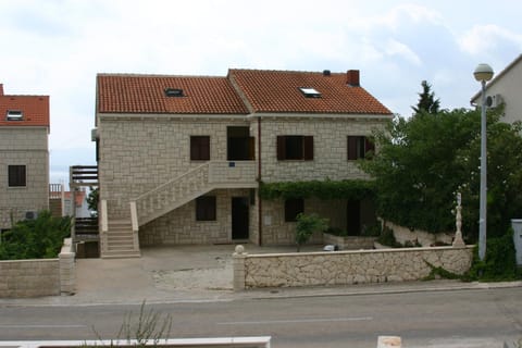 Apartments Bezmalinović 2 Condo in Bol