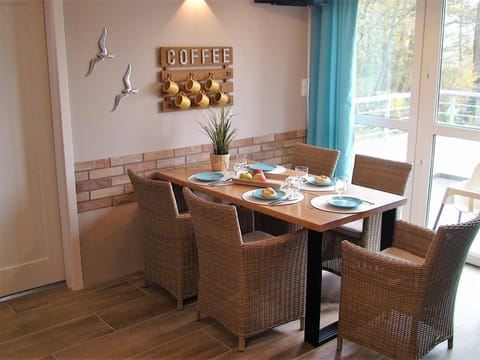 Other, Photo of the whole room, Decorative detail, Dining area