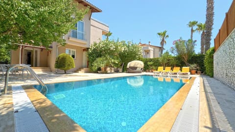 Property building, Patio, Day, Pool view, Swimming pool, sunbed