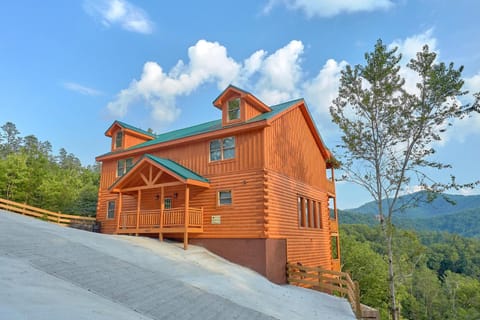Paradise Point Pool Lodge House in Sevier County