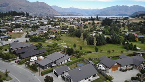 Property building, Neighbourhood, Bird's eye view, City view, Lake view, Mountain view, Street view