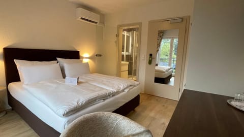 Bed, Photo of the whole room, Bedroom, air conditioner