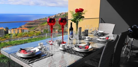 Natural landscape, BBQ facilities, BBQ facilities, Balcony/Terrace, Balcony/Terrace, Decorative detail, Decorative detail, Mountain view, Mountain view, Sea view, Sea view, young children, young children, older children, older children, Family, Family, Family