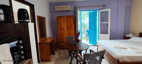 Bed, Kitchen or kitchenette, Photo of the whole room, Bedroom, oven, air conditioner