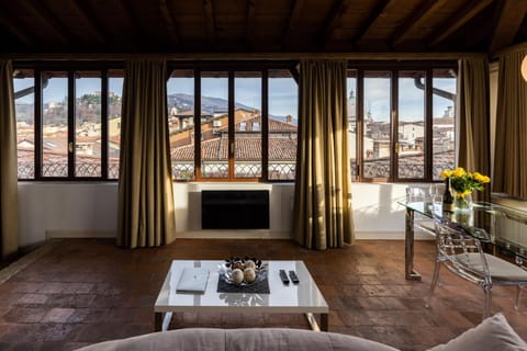 TV and multimedia, Seating area, Dining area