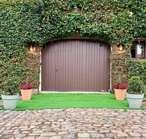 Facade/entrance, Inner courtyard view