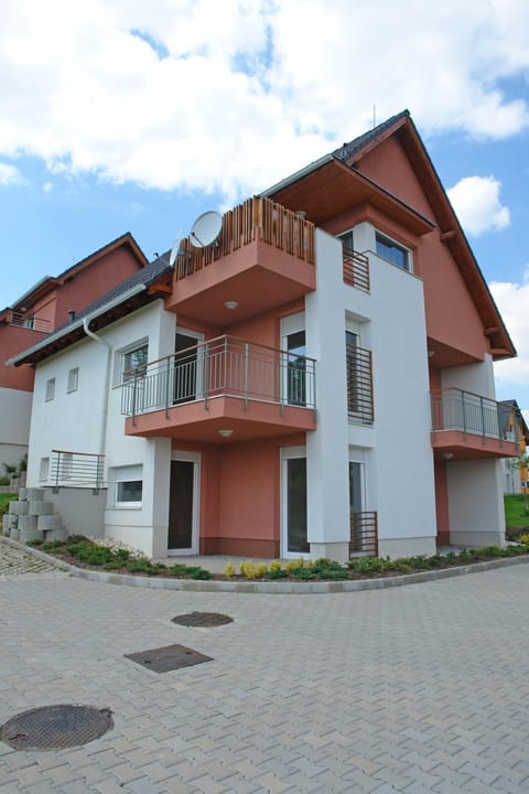 Roselio Sky Residence Condominio in Hévíz
