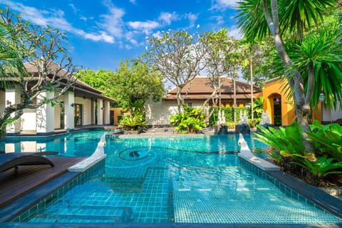 Luxury Thai Style Swimming Pool Villa, Private housekeeper,6 Bedrooms Chalet in Pattaya City