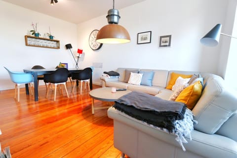 Living room, Photo of the whole room, Seating area, Street view