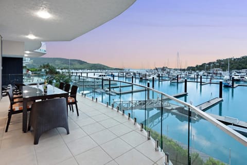 Pavillion 3 Absolute Waterfront 4 Bedroom 2 Lounge Room Plunge Pool + Golf Buggy Condo in Whitsundays