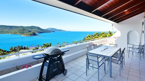 Bella Vista E9 - Ocean View Spacious 2 Bedroom with golf buggy Eigentumswohnung in Whitsundays