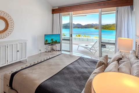 Bed, TV and multimedia, Bedroom, Sea view