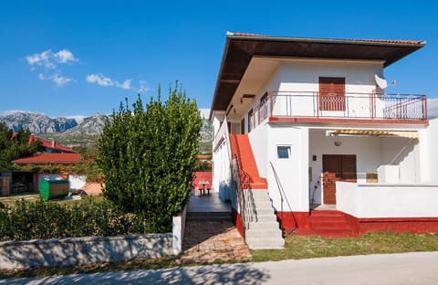 Facade/entrance, Balcony/Terrace, Mountain view, Street view