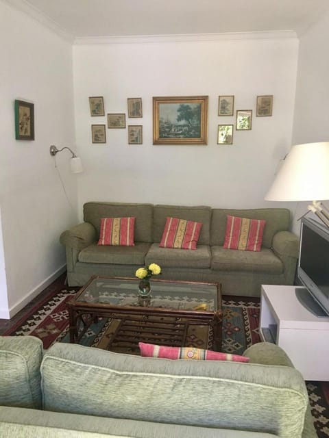 3 Bedroom Town House - Historic Centre of Cascais. 100 mts from the beach and centre of Cascais House in Cascais