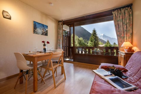 Living room, Dining area, Mountain view