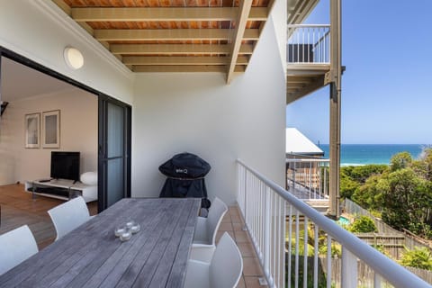 Wake up to ocean views in stylish comfort Condominio in Sunrise Beach