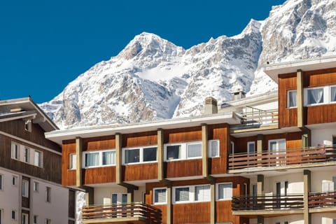 Facade/entrance, Neighbourhood, Natural landscape, Mountain view