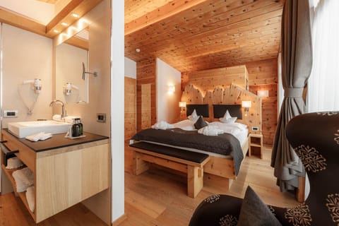 Photo of the whole room, Seating area, Bedroom, towels