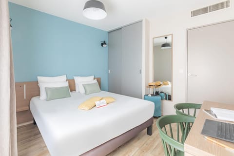 Bed, Seating area, Bedroom