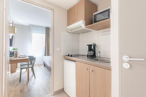 Kitchen or kitchenette, minibar