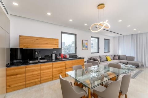 Luxury 2bdrm balcony & parking close to the Beach Apartamento in Tel Aviv-Yafo