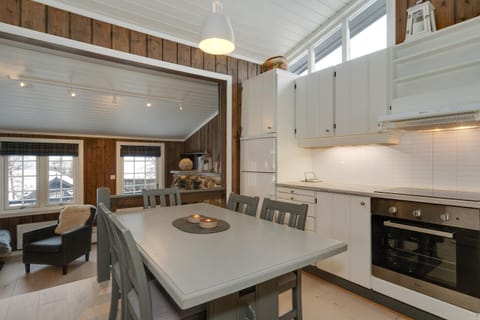 Dining area, kitchen