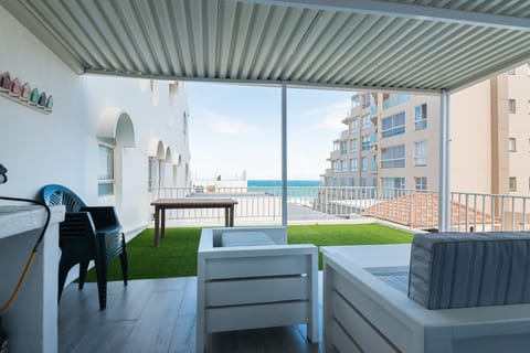 Patio, Patio, Balcony/Terrace, Balcony/Terrace, Decorative detail, Seating area, Dining area, Beach, On site, Sea view, Sea view, Swimming pool, Swimming pool, Inner courtyard view