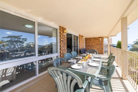 33 Gloucester St - Beautifully furnished house with stunning views and a pool Maison in Nelson Bay