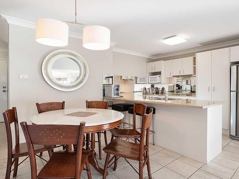 Skyline, 6,12 Thurlow Avenue - Unit with stunning views, Aircon and Wi-fi Apartment in Nelson Bay