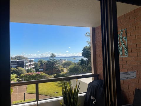 The Commodore, 23,9-11 Donald Street - Delightful unit with gorgeous water views, air con and wi-fi Apartment in Nelson Bay