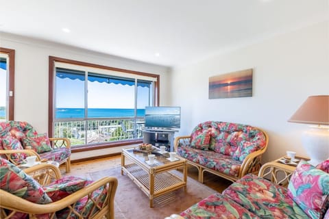 10 Garuwa Street - Fabulous Fingal Bay water views House in Fingal Bay