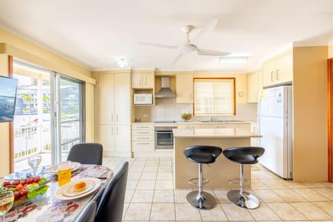 3 Tomaree Street - Spacious 4 bedroom house with air con situated in the heart of Nelson Bay Maison in Nelson Bay