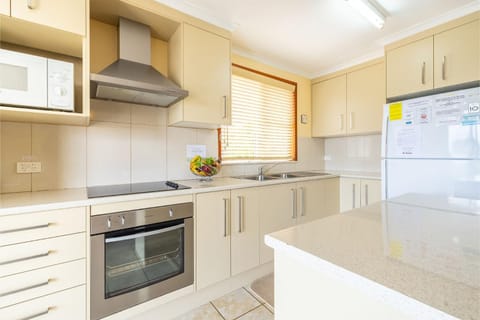 3 Tomaree Street cute 4 bedroom house with aircon in the heart of town House in Nelson Bay