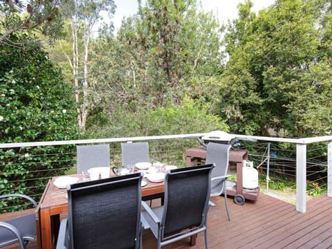Dutchies Haven, 11 Christmas Bush Ave - Pet friendly, large enclosed yard, air con and Wi-Fi House in Nelson Bay