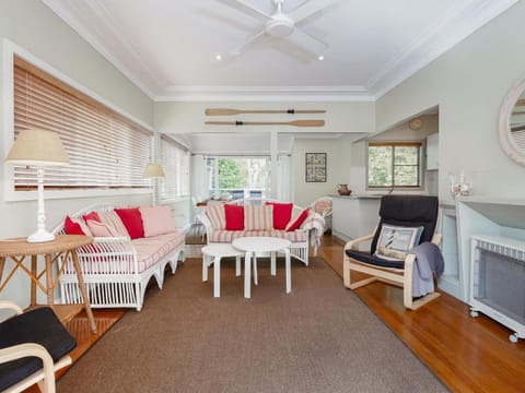 Dutchies Haven, 11 Christmas Bush Ave - Pet friendly, large enclosed yard, air con and Wi-Fi Maison in Nelson Bay