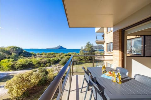 Intrepid, 15 3 Intrepid Close - right on the beachfront and WiFi Apartment in Shoal Bay