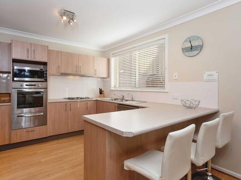 Tomaree Townhouse 5 large air conditioned townhouse and WI-FI Maison in Nelson Bay