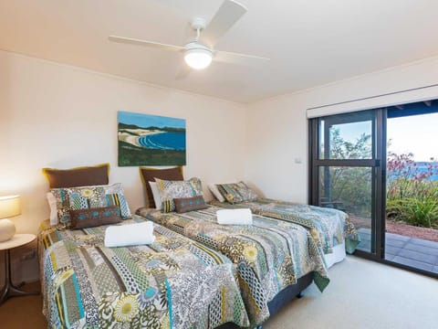 Beach House 7 26 One Mile Close air conditioned wifi foxtel linen Casa in Boat Harbour