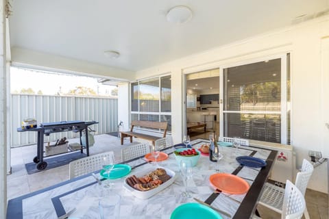 Relax at Pacific 1 private duplex with enclosed yard Haus in Anna Bay