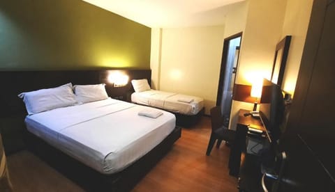 Lorenzzo Suites Hotel Makati Hotel in Pasay