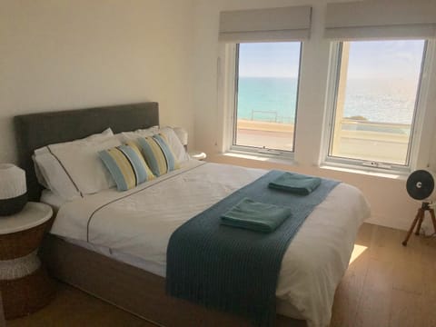 Bed, Sea view, Street view