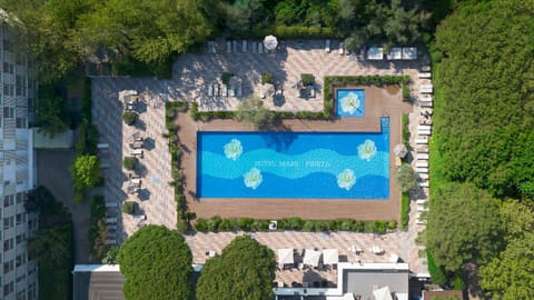 Pool view, Swimming pool, sunbed